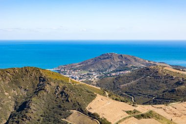 Deniz ve Port-Vendres şehrine hakim olan Fort Bear manzarası