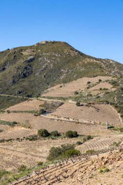 Collioure yakınlarındaki Alberes Dağları 'ndaki Dugommier Kalesi manzarası