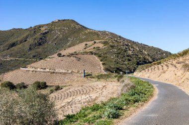 Collioure yakınlarındaki Alberes Dağları 'ndaki Dugommier Kalesi manzarası