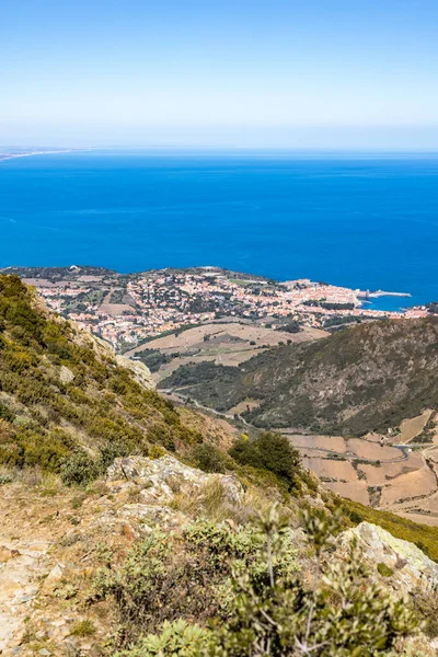 Akdeniz kıyılarındaki Collioure ve körfezi Alberes Dağları 'ndan görünüyor.