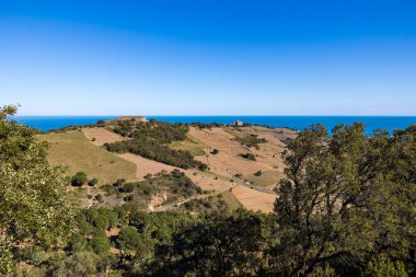 Saint-Elme Kalesi ve Dugommier Kalesi manzarası deniz ve karaya bakıyor.