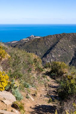 Saint-Elme Kalesi ve Dugommier Kalesi manzarası deniz ve karaya bakıyor.