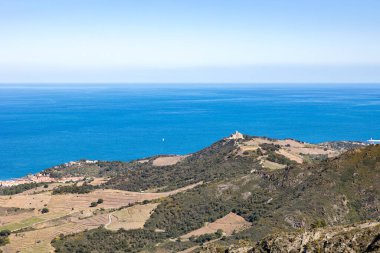 Saint-Elme Kalesi ve Dugommier Kalesi 'nin deniz manzarası ve Vermeille Sahili