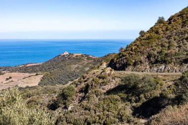 Saint-Elme Kalesi ve Dugommier Kalesi 'nin deniz manzarası ve Vermeille Sahili