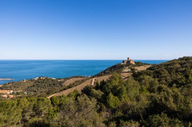 Saint-Elme Kalesi ve Vermeille Sahili manzarası