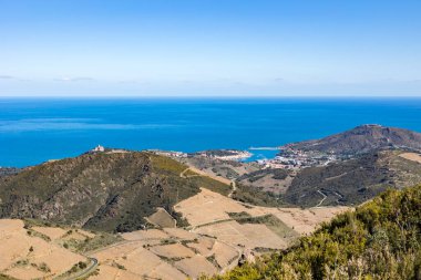 Saint-Elme Kalesi, Dugommier Kalesi ve deniz manzaralı Fort Bear ve Port-Vendres şehri