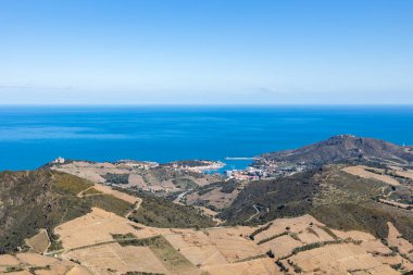 Saint-Elme Kalesi, Dugommier Kalesi ve deniz manzaralı Fort Bear ve Port-Vendres şehri