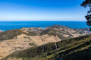 Saint-Elme Kalesi, Dugommier Kalesi ve deniz manzaralı Fort Bear ve Port-Vendres şehri