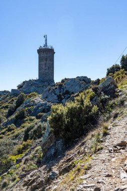 Alberes Dağları 'nın 650 metre yüksekliğindeki Madeloc Kulesi' nin manzarası.