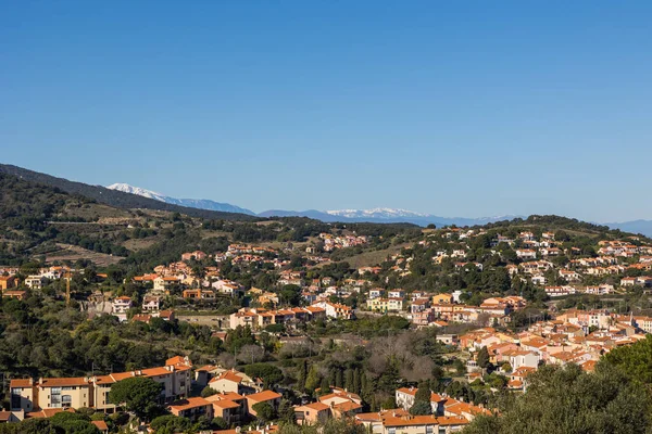 stock image View of the snow-capped Canigou massif behind the town of Collioure