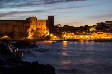 La Glorieta 'dan Collioure' deki Kraliyet Kalesi 'nin alacakaranlık manzarası.