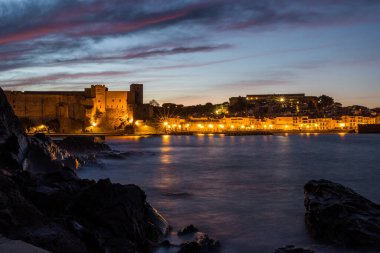 La Glorieta 'dan Collioure' deki Kraliyet Kalesi 'nin alacakaranlık manzarası.