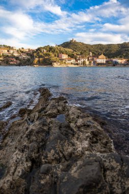 Fort Saint-Elme ve Moulin de la Cortina Collioure 'daki Port d' Avall plajının yukarısında gün batımında.