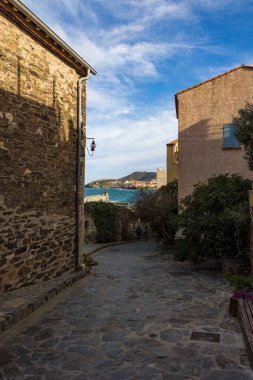 Tarihi merkezin dar sokaklarından Collioure 'un manzarası