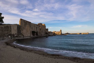 Notre-Dame-des-Anges Kilisesi 'nin ve Collioure Kraliyet Kalesi' nin gün batımında görüş.