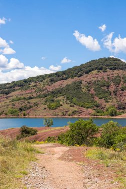 Salagou Gölü kıyısında antik bir volkan.