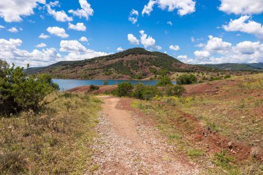 Salagou Gölü kıyısında antik bir volkan.
