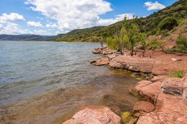 Salagou Gölü kıyıları kızıl kayalarıyla karakterize edilir.
