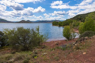Salagou Gölü kıyıları kızıl kayalarıyla karakterize edilir.