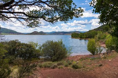 Salagou Gölü kıyıları kızıl kayalarıyla karakterize edilir.