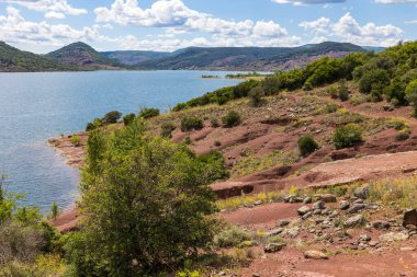 Salagou Gölü kıyıları kızıl kayalarıyla karakterize edilir.