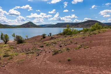 Salagou Gölü kıyıları kızıl kayalarıyla karakterize edilir.