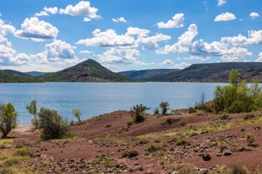 Salagou Gölü kıyıları kızıl kayalarıyla karakterize edilir.