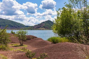 Salagou Gölü kıyıları kızıl kayalarıyla karakterize edilir.