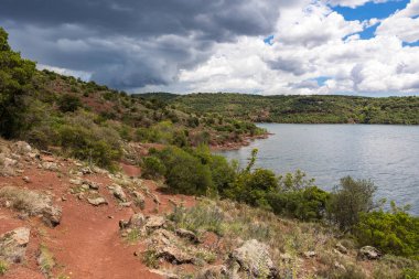 Vailhes Körfezi yakınlarındaki Salagou Gölü kıyılarında yürüyüş yolu.