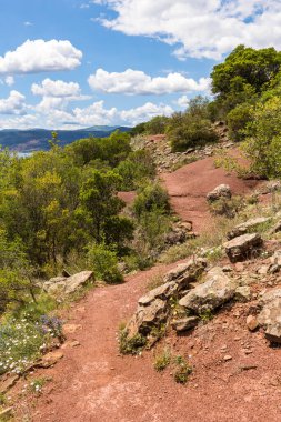 Vailhes Körfezi yakınlarındaki Salagou Gölü kıyılarında yürüyüş yolu.