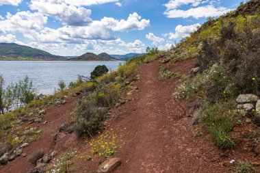 Vailhes Körfezi yakınlarındaki Salagou Gölü kıyılarında yürüyüş yolu.