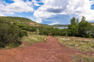 Vailhes Körfezi yakınlarındaki Salagou Gölü kıyılarında yürüyüş yolu.