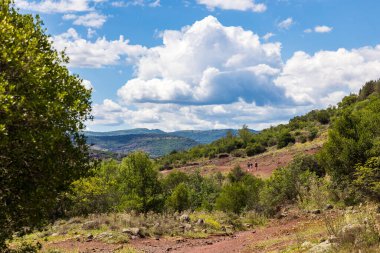 Vailhes Körfezi yakınlarındaki Salagou Gölü kıyılarında yürüyüş yolu.