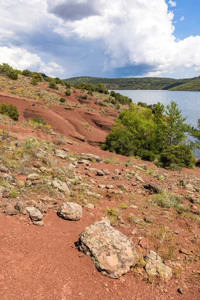 stock image Banks of Salagou Lake characterized by its red rock