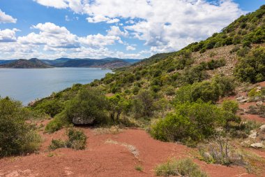 Salagou Gölü ve kızıl kayaları yüksek bir yoldan