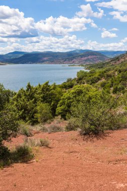 Salagou Gölü ve kızıl kayaları yüksek bir yoldan