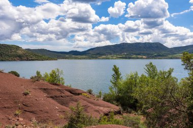 Salagou Gölü 'nün kuzey kıyısından Mont Liausson.