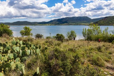 Salagou Gölü kıyısında küçük bir yelkenli.