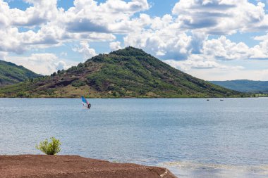 Vailhes Körfezi 'nden Salagou Gölü' nde rüzgar sörfü