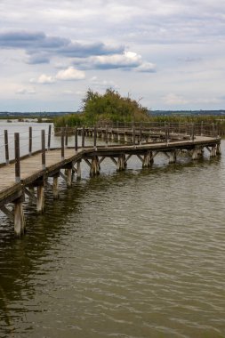 Scamandre göletinin üzerindeki ayaklıklar üzerinde, biyolojik çeşitlilik açısından zengin.