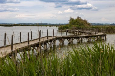 Scamandre göletinin üzerindeki ayaklıklar üzerinde, biyolojik çeşitlilik açısından zengin.