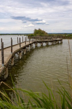 Scamandre göletinin üzerindeki ayaklıklar üzerinde, biyolojik çeşitlilik açısından zengin.