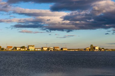 Aresquiers kulübeleri, Etang d 'Ingril ve Akdeniz arasında, gün batımında