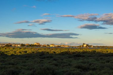 Aresquiers kulübeleri, Etang d 'Ingril ve Akdeniz arasında, gün batımında