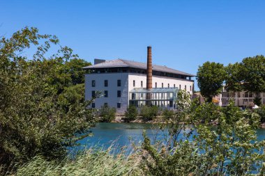 Moulin des Eveques, Agde 'deki Herault nehrinin kıyısında, belediye binası haline geldi.