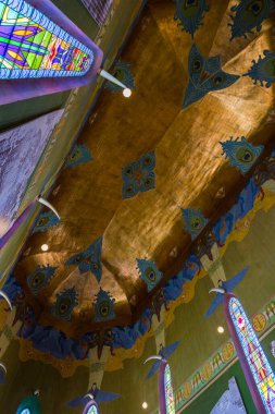 Şato Laurens 'in müzik odasının sanat tarzında yaldızlı tavanı.