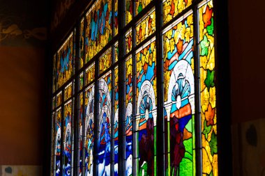 Paris Dekoratörü Eugene Martial Simas 'ın sanat eseri olan Chateau Laurens' daki Emmanuel Laurens 'in çalışma odasındaki büyük vitraylı cam.