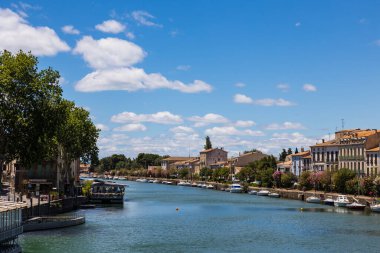 Agde 'deki Quai Kumandanı Rveille boyunca cepheler Hrault nehrine ve küçük yelkenlilerine bakıyor.