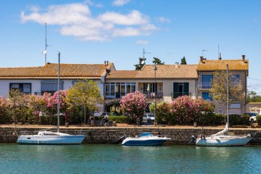 Agde 'deki Quai Kumandanı Rveille boyunca cepheler Hrault nehrine ve küçük yelkenlilerine bakıyor.
