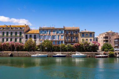 Agde 'deki Quai Kumandanı Rveille boyunca cepheler Hrault nehrine ve küçük yelkenlilerine bakıyor.